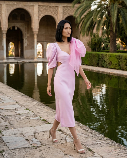 Vestido Cut Out rosa en crepé midi con mangas y lazo desmontable