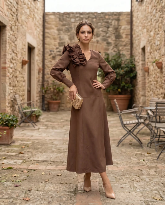 Vestido invitada marrón con volante