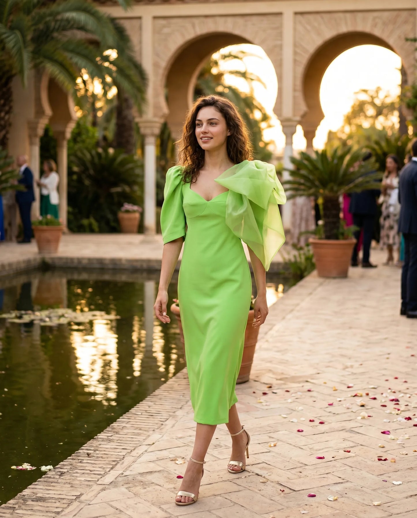 Vestido cut out verde en crepé midi con mangas y lazo desmontable