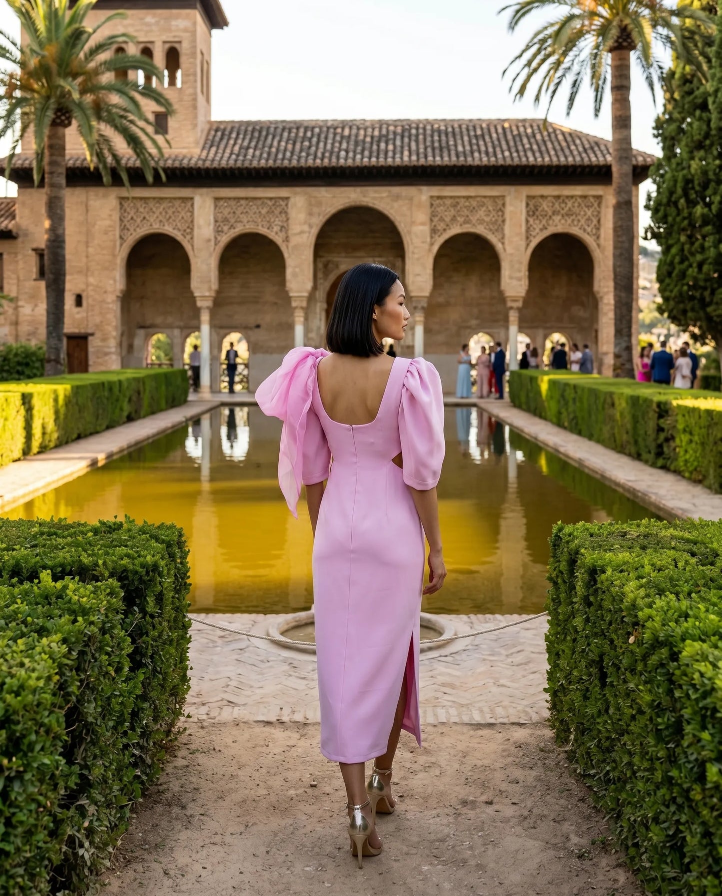Vestido Cut Out rosa en crepé midi con mangas y lazo desmontable