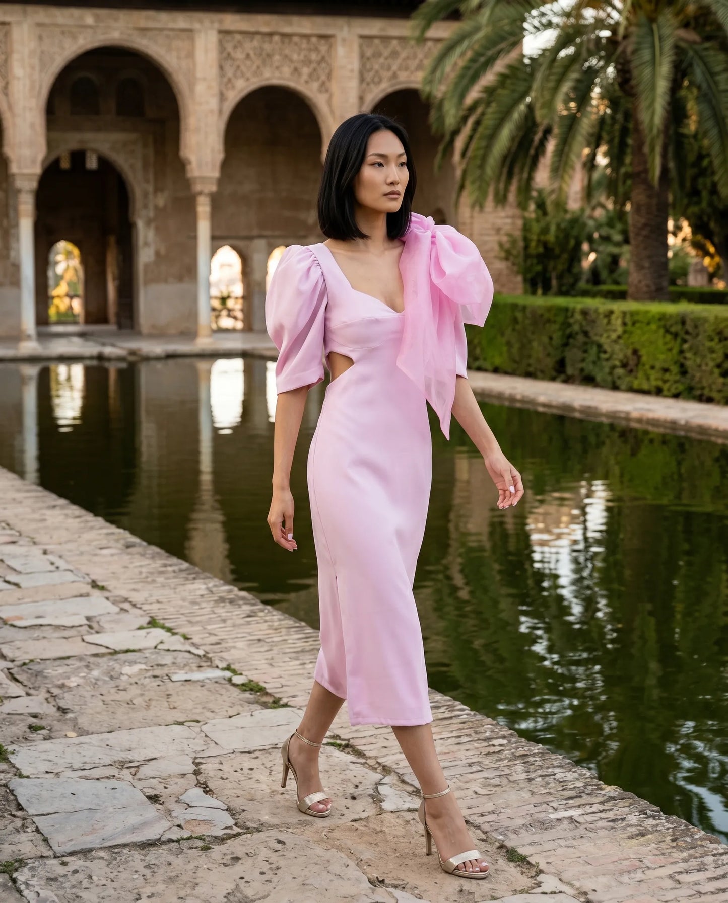 Vestido Cut Out rosa en crepé midi con mangas y lazo desmontable
