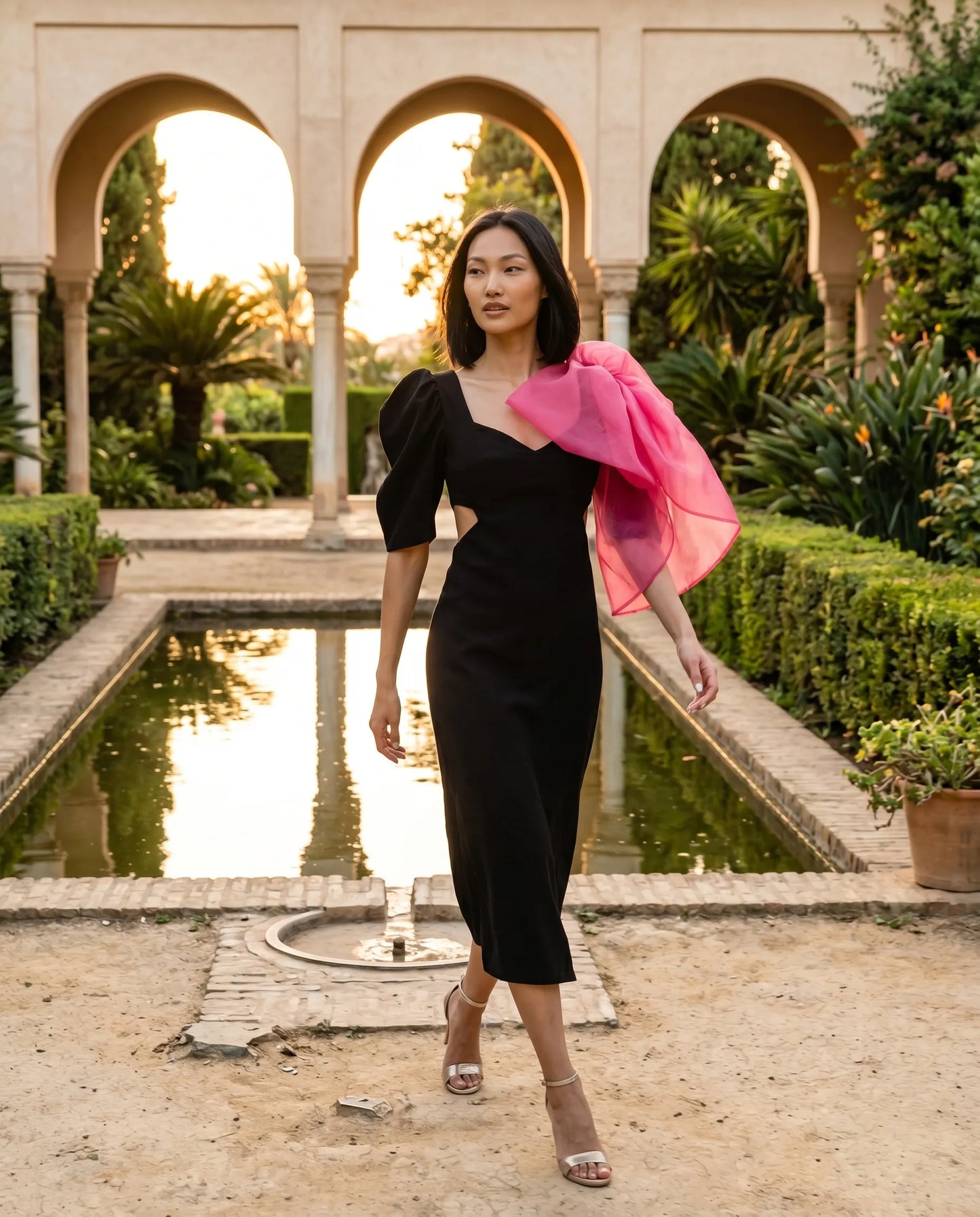 Vestido Cut Out negro en crepé midi con mangas y lazo desmontable