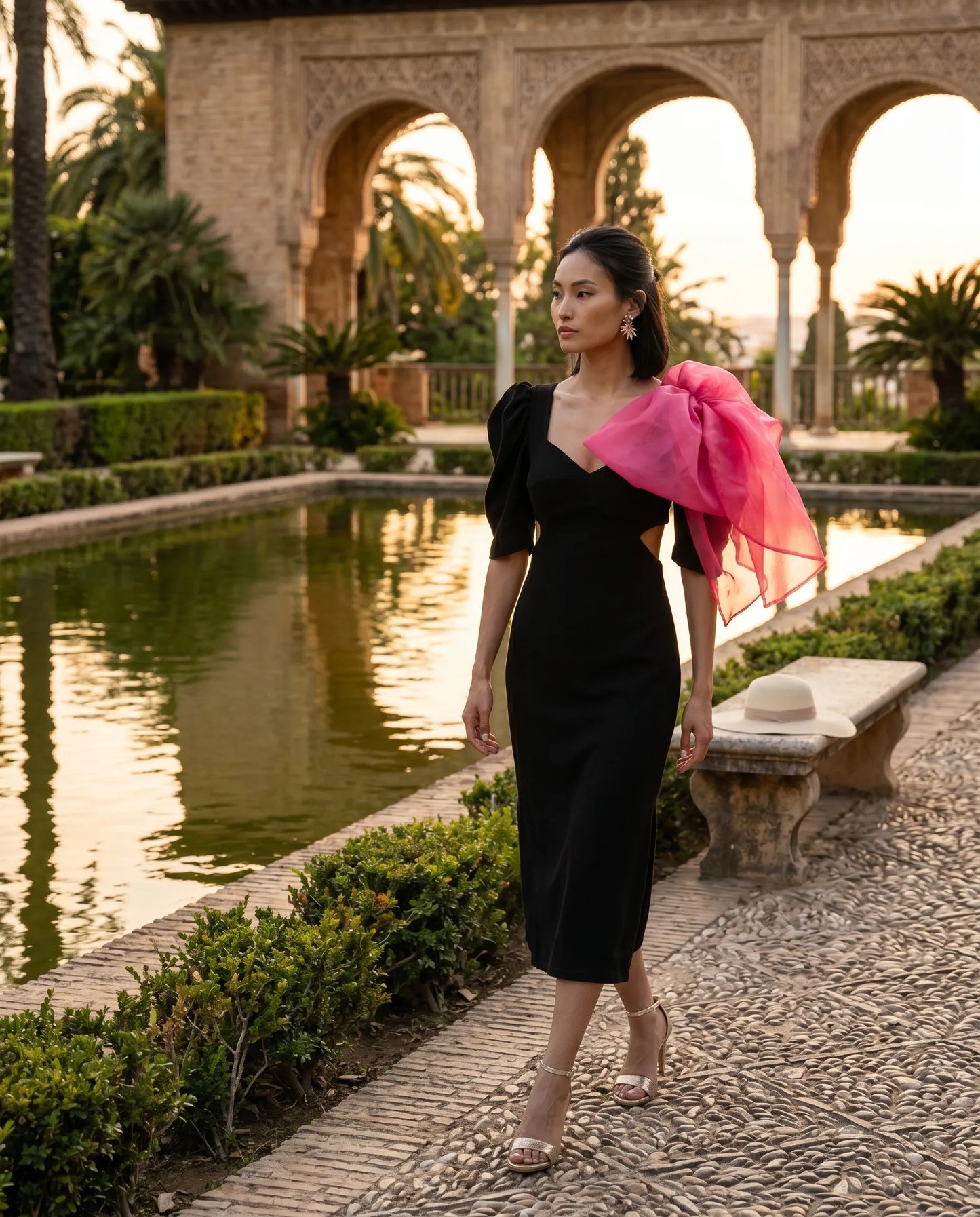 Vestido Cut Out negro en crepé midi con mangas y lazo desmontable