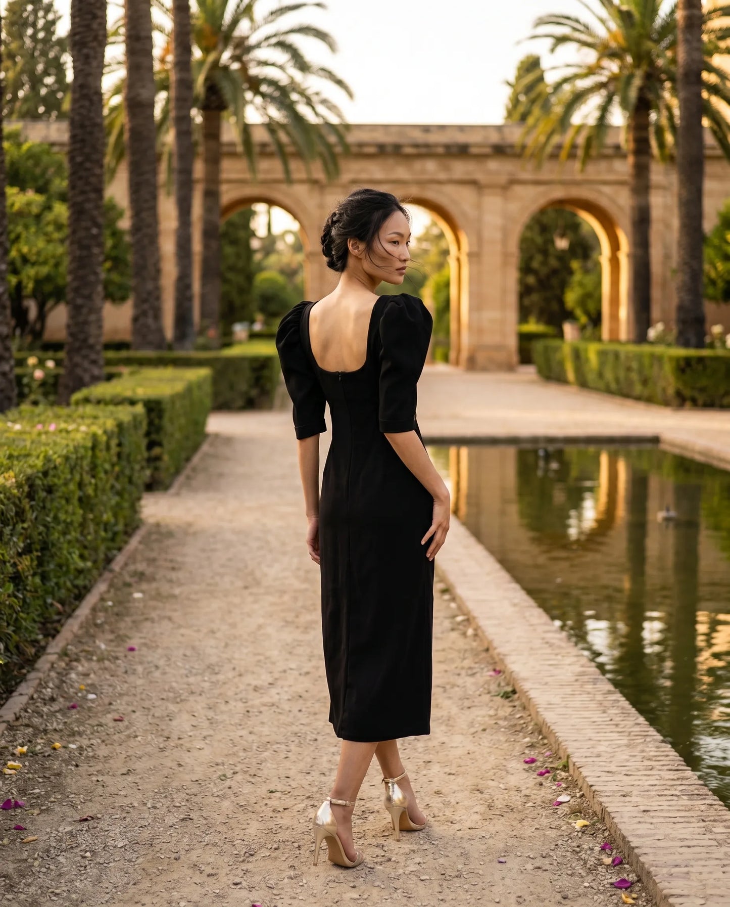 Vestido Cut Out negro en crepé midi con mangas y lazo desmontable