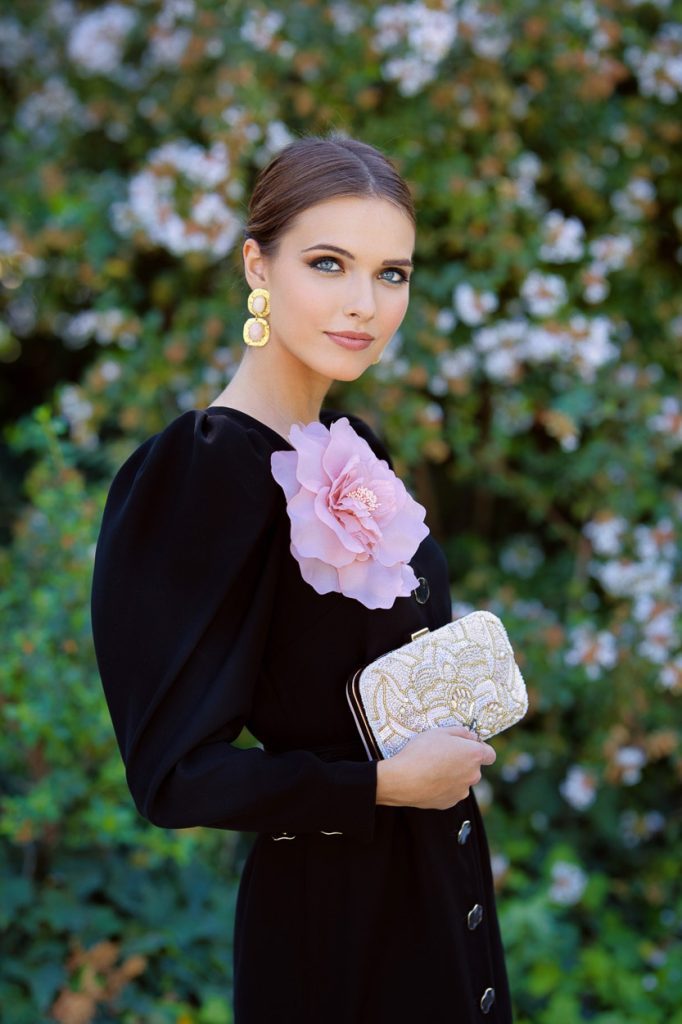 Vestido midi negro con mangas desmontables
