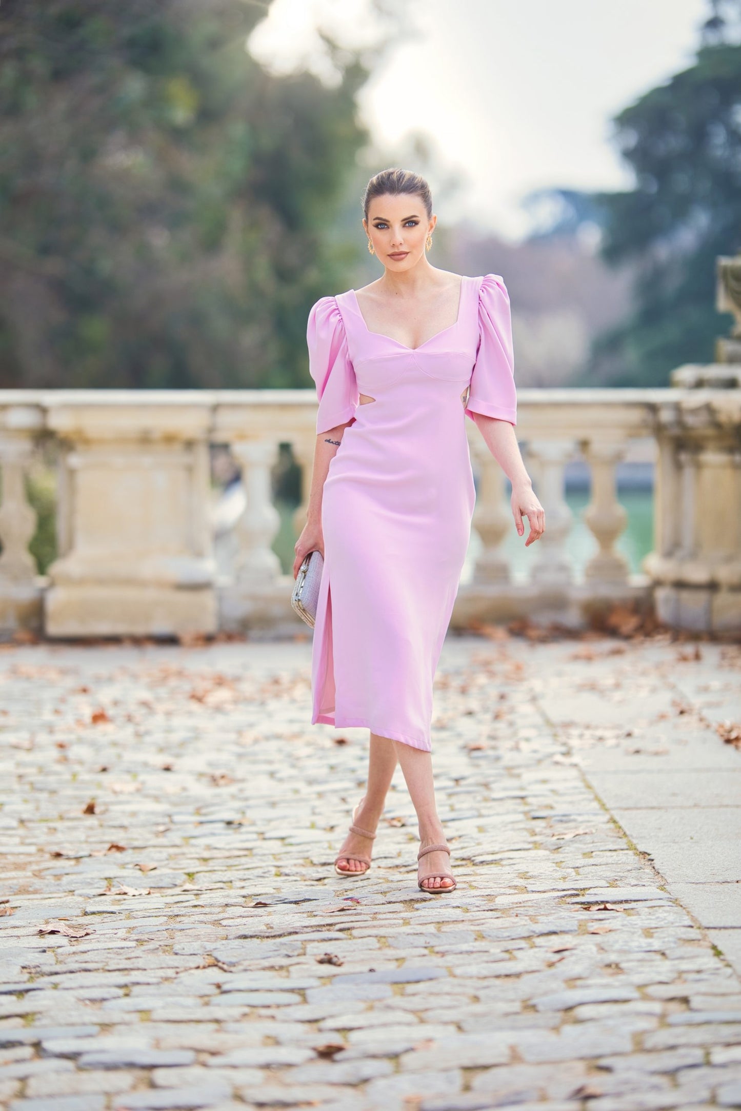 Vestido Cut Out rosa en crepé midi con mangas y lazo desmontable