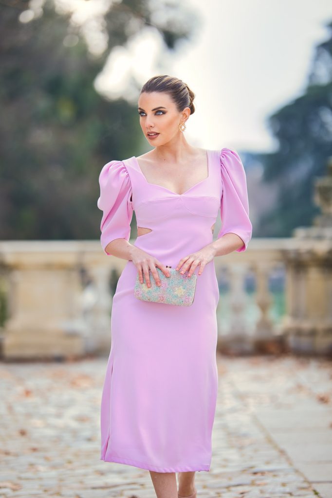 Vestido Cut Out rosa en crepé midi con mangas y lazo desmontable