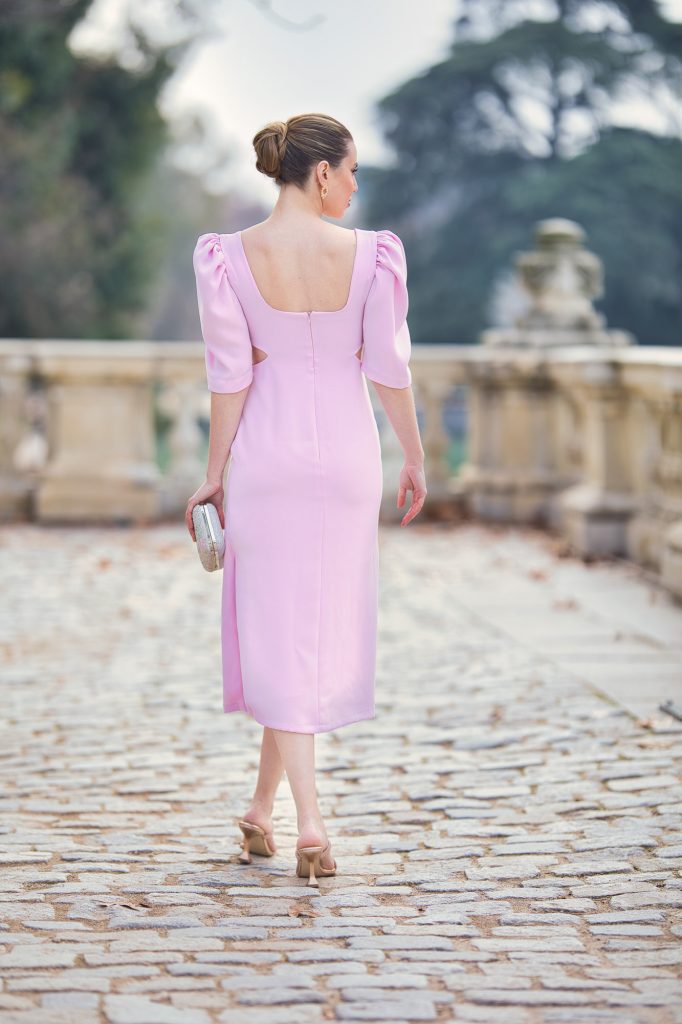 Vestido Cut Out rosa en crepé midi con mangas y lazo desmontable