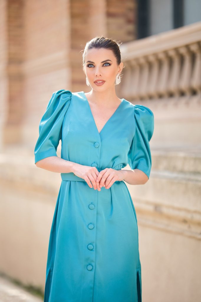 Vestido raso mangas desmontables turquesa