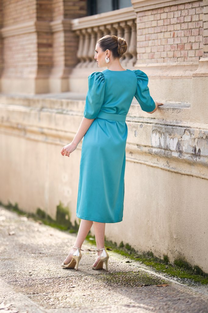 Vestido raso mangas desmontables turquesa
