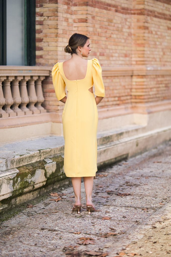Vestido Cut Out amarillo en crepé midi con mangas y lazo desmontable