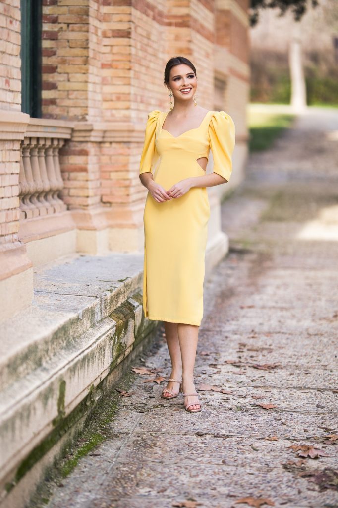 Vestido Cut Out amarillo en crepé midi con mangas y lazo desmontable