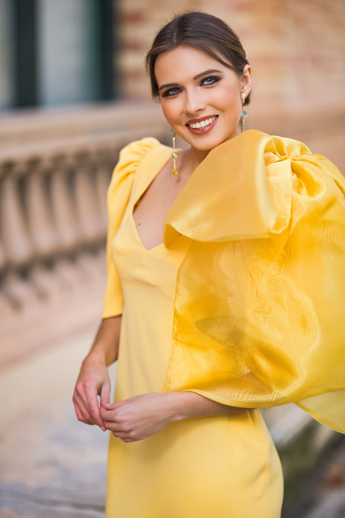 Vestido Cut Out amarillo en crepé midi con mangas y lazo desmontable
