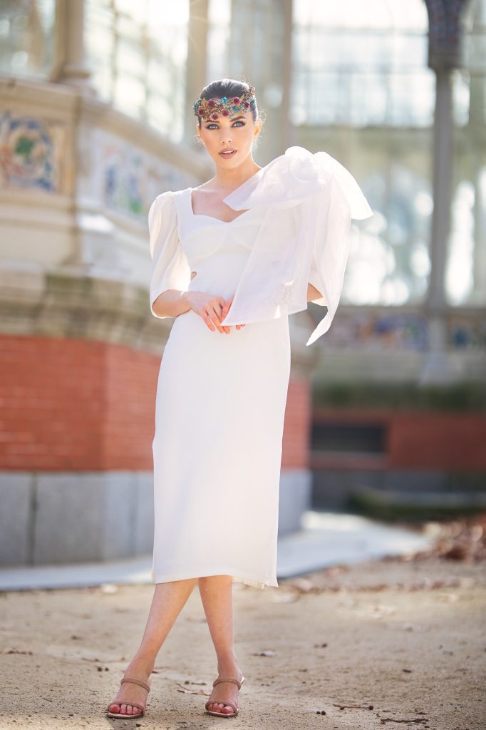 Vestido cut out blanco en crepé midi con mangas y lazo desmontable