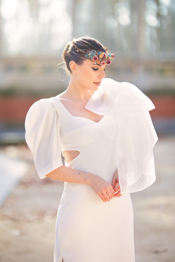 Vestido cut out blanco en crepé midi con mangas y lazo desmontable