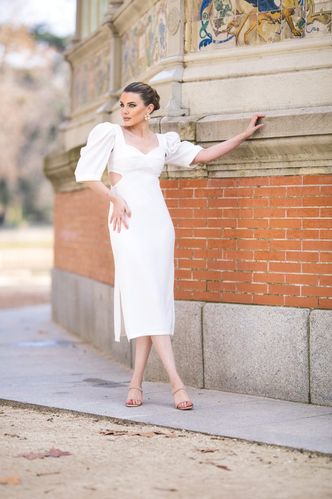 Vestido cut out blanco en crepé midi con mangas y lazo desmontable