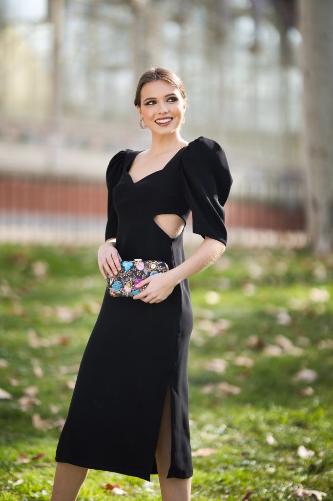Vestido Cut Out negro en crepé midi con mangas y lazo desmontable