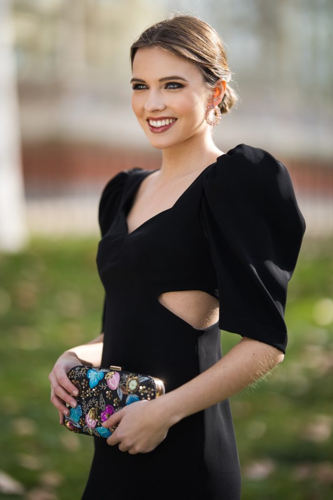 Vestido Cut Out negro en crepé midi con mangas y lazo desmontable