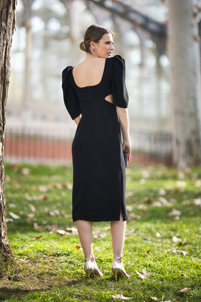 Vestido Cut Out negro en crepé midi con mangas y lazo desmontable