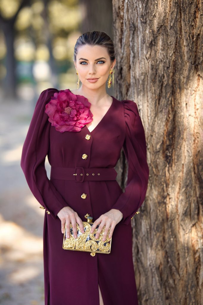 Vestido midi granate con mangas desmontables