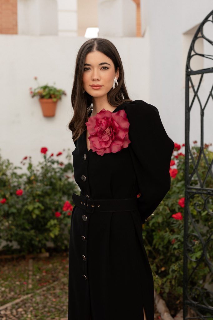 Vestido midi negro con mangas desmontables