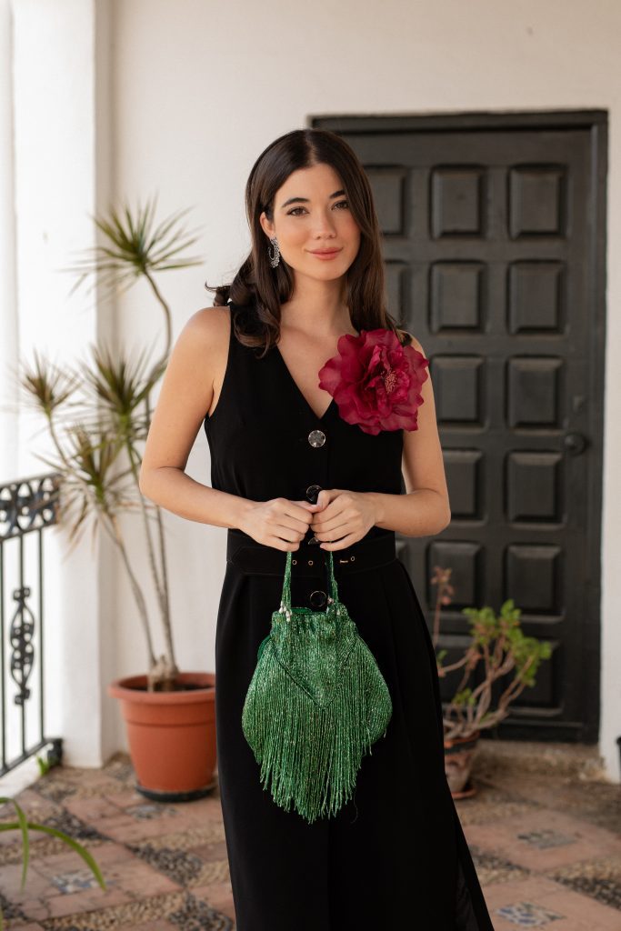 Vestido midi negro con mangas desmontables