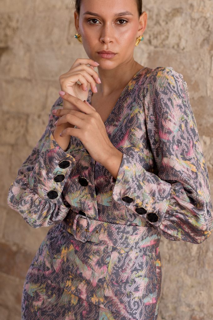 Blusa estampada rosa y gris