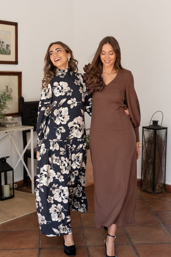 Vestido invitada marrón con volante