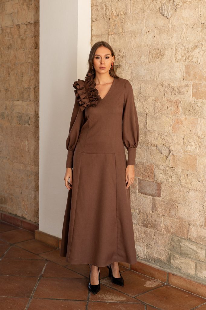 Vestido invitada marrón con volante