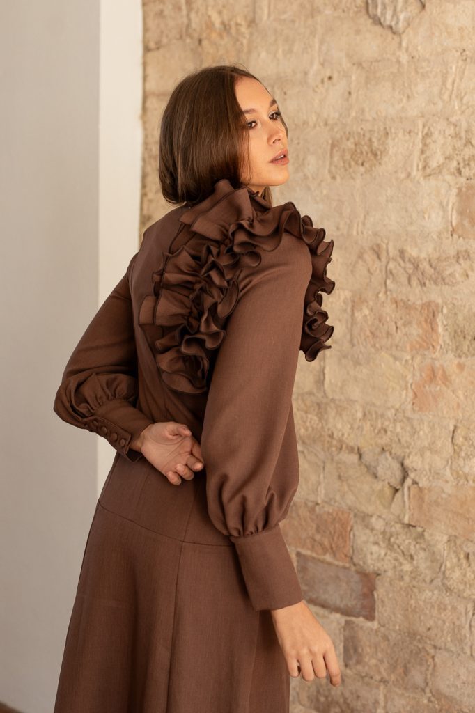 Vestido invitada marrón con volante