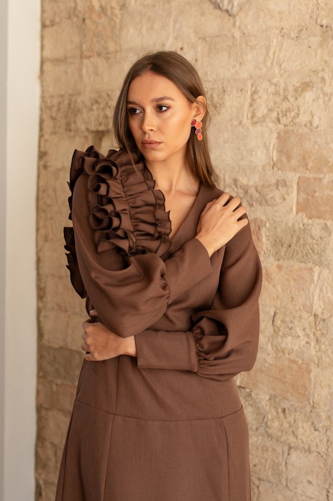 Vestido invitada marrón con volante