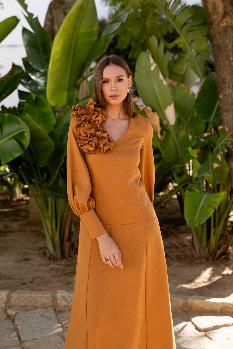 Vestido invitada ocre/mostaza con volante