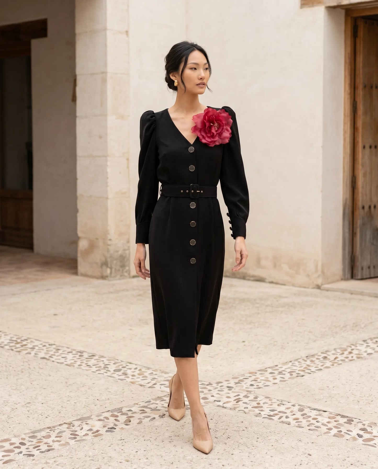 Vestido midi negro con mangas desmontables