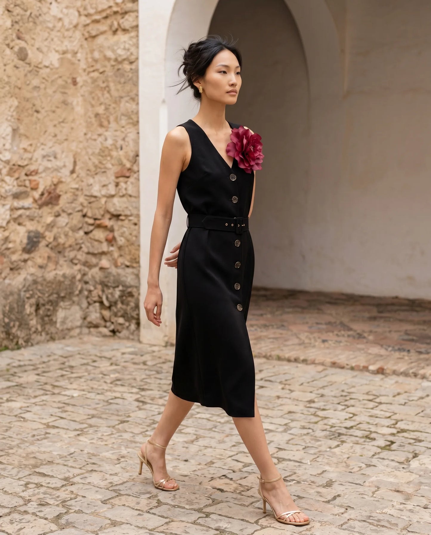 Vestido midi negro con mangas desmontables