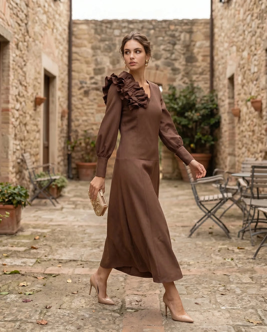 Vestido invitada marrón con volante