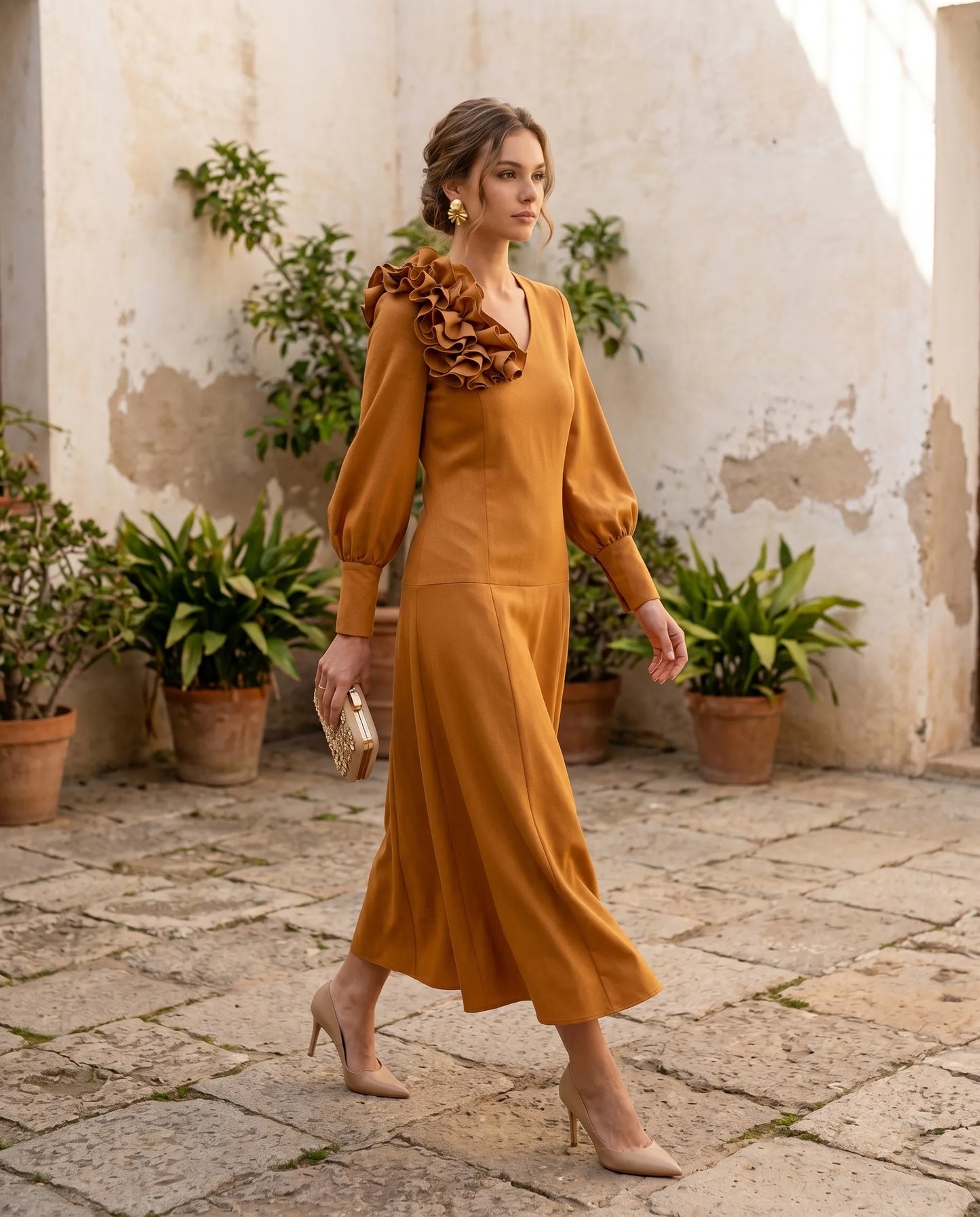 Vestido invitada ocre/mostaza con volante