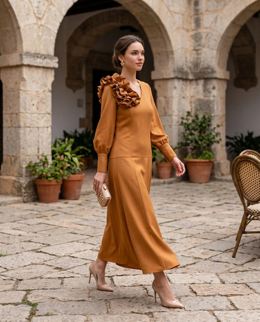 Vestido invitada ocre/mostaza con volante