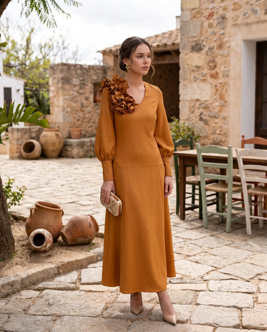 Vestido invitada ocre/mostaza con volante
