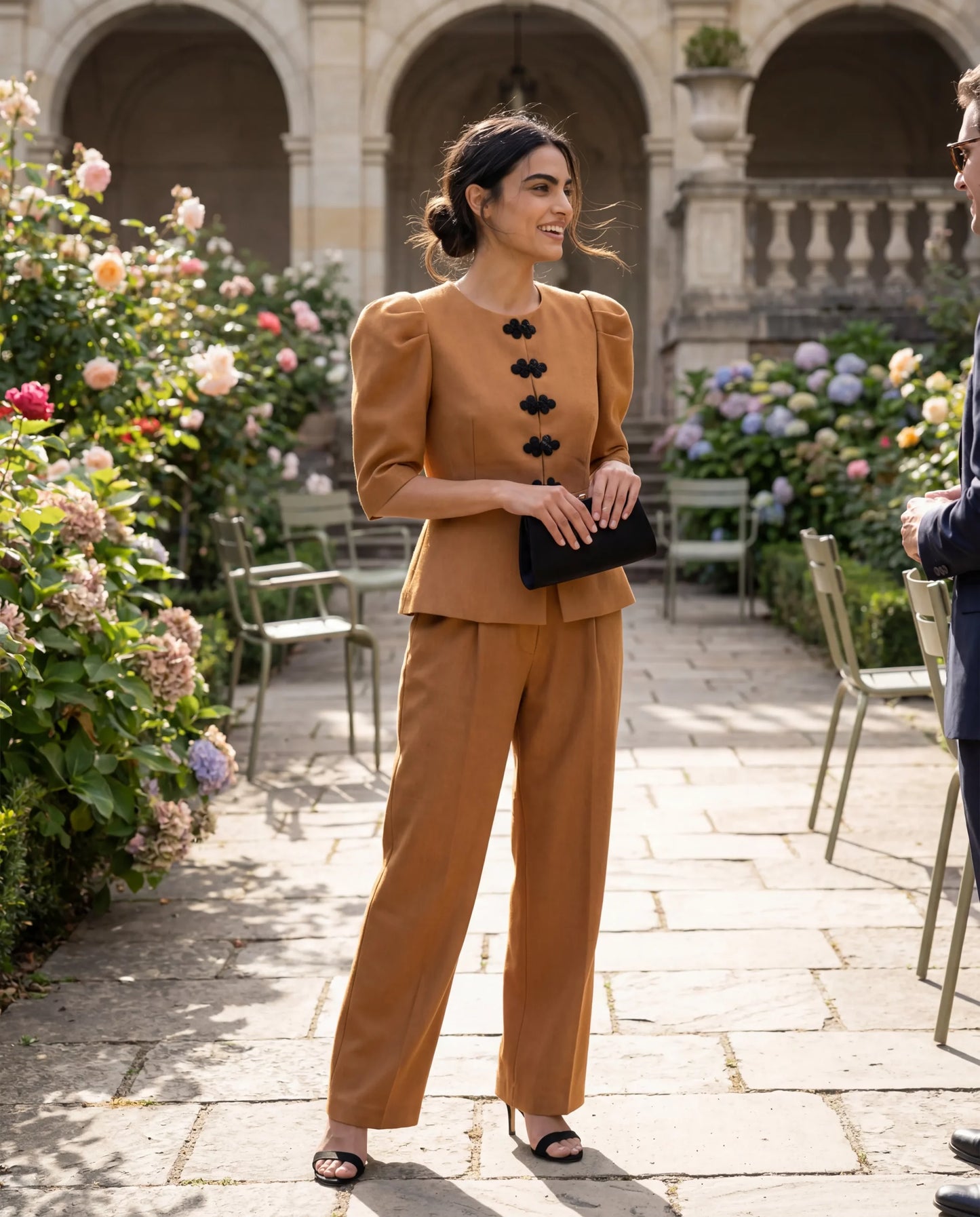 Chaqueta ocre con peplum y alamares