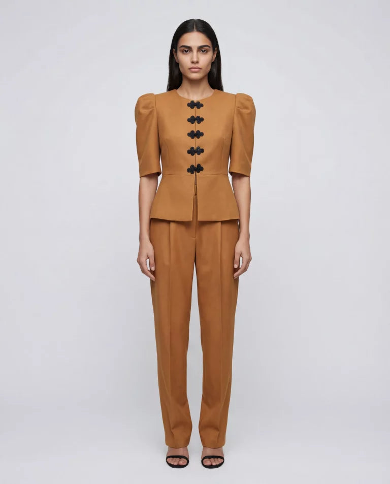 Chaqueta ocre con peplum y alamares