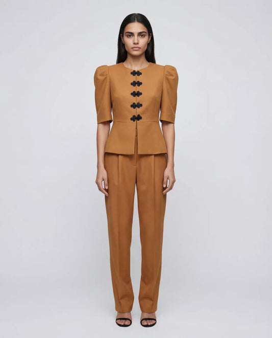 Chaqueta ocre con peplum y alamares