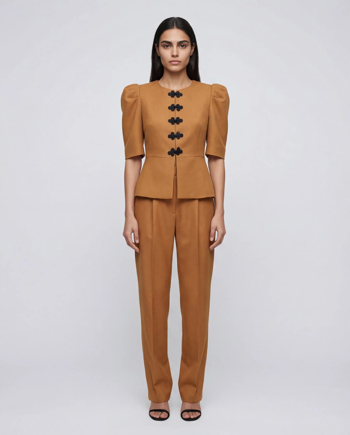 Chaqueta ocre con peplum y alamares