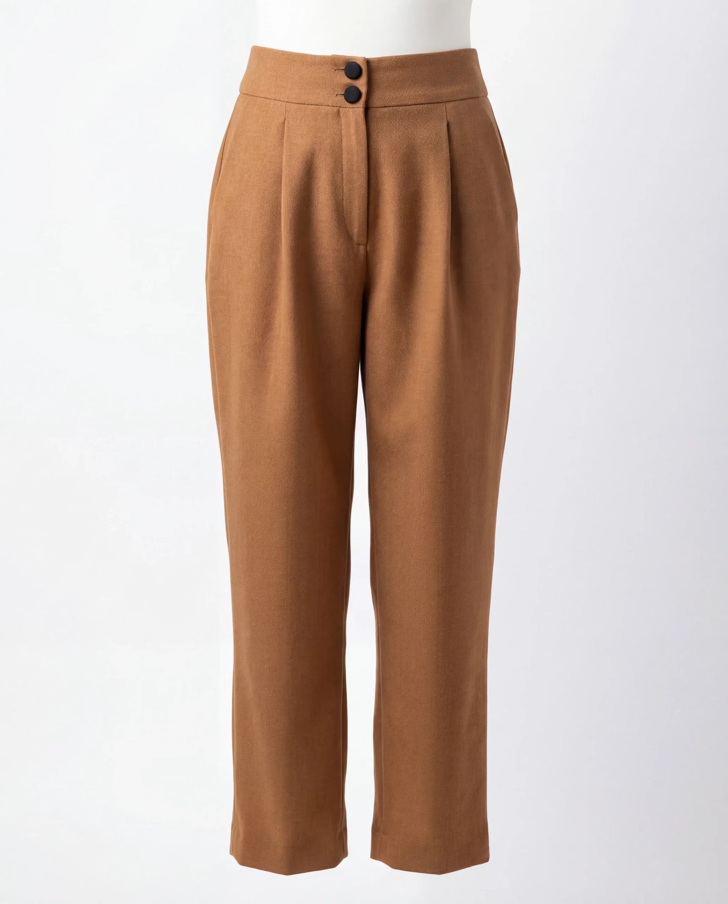 Pantalón recto ocre con botón forrado negro
