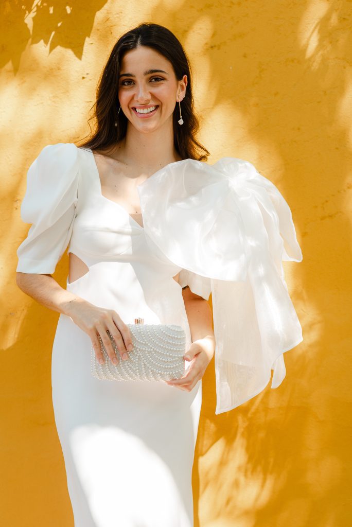 Vestido cut out blanco en crepé midi con mangas y lazo desmontable