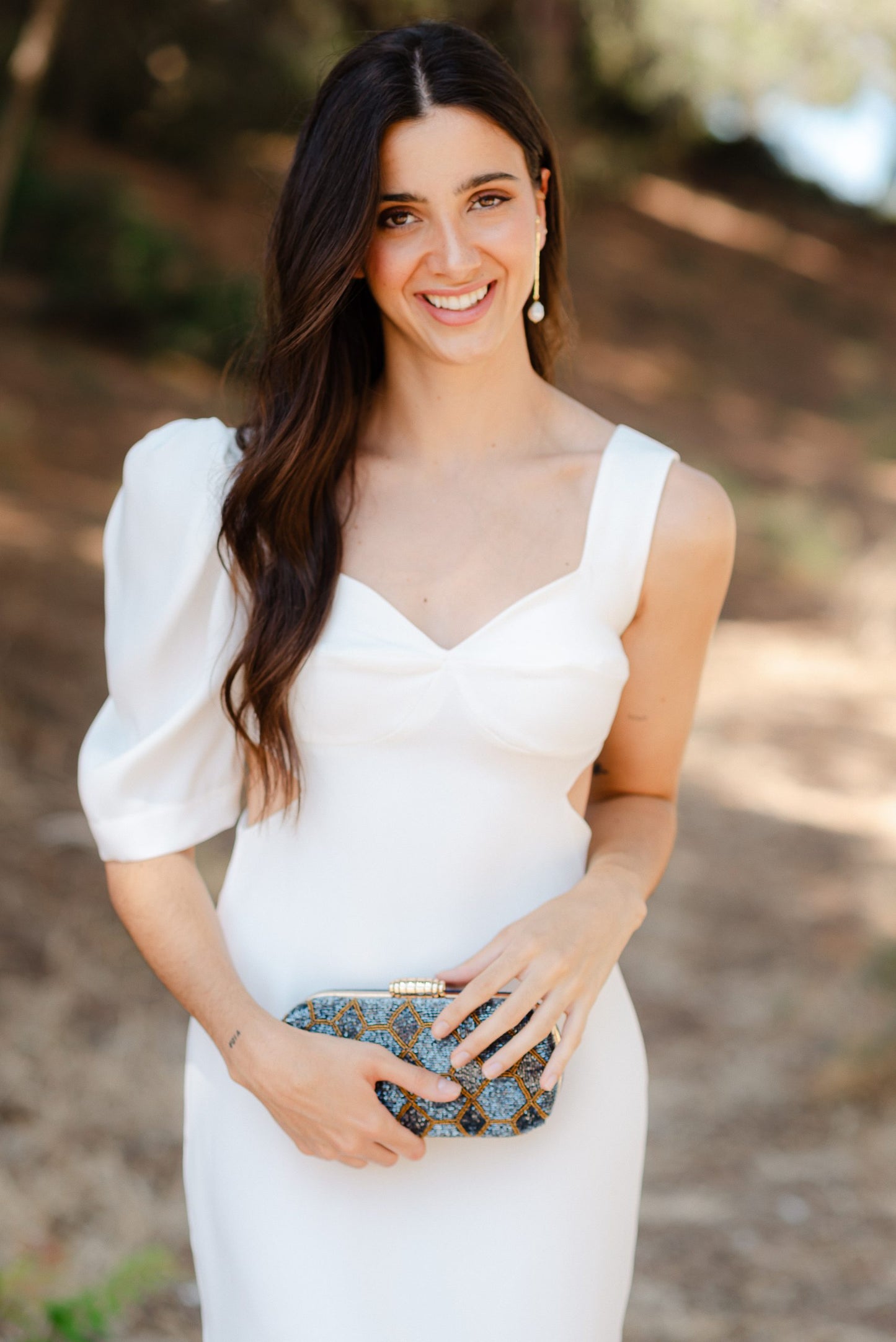 Vestido cut out blanco en crepé midi con mangas y lazo desmontable