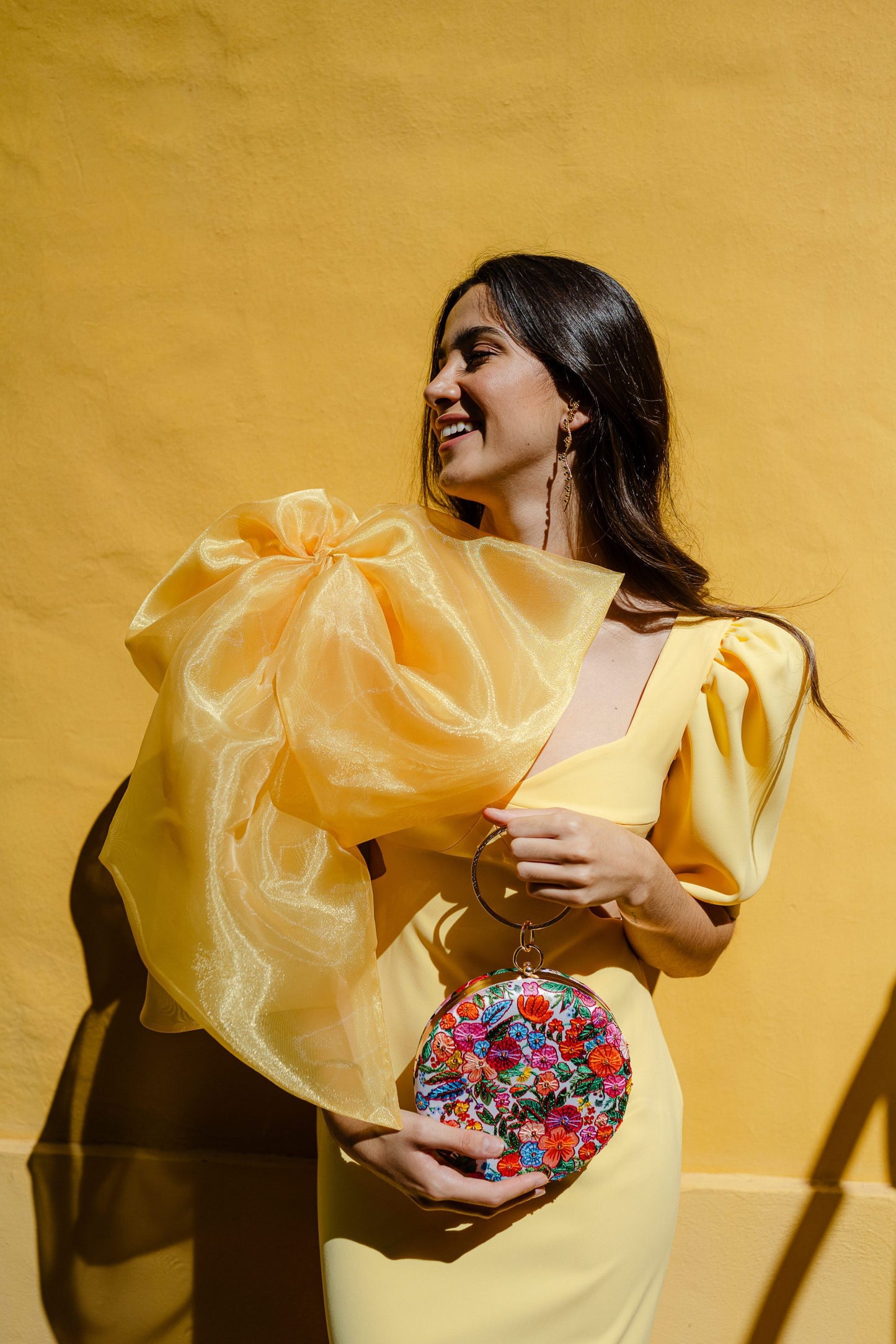 Vestido Cut Out amarillo en crepé midi con mangas y lazo desmontable