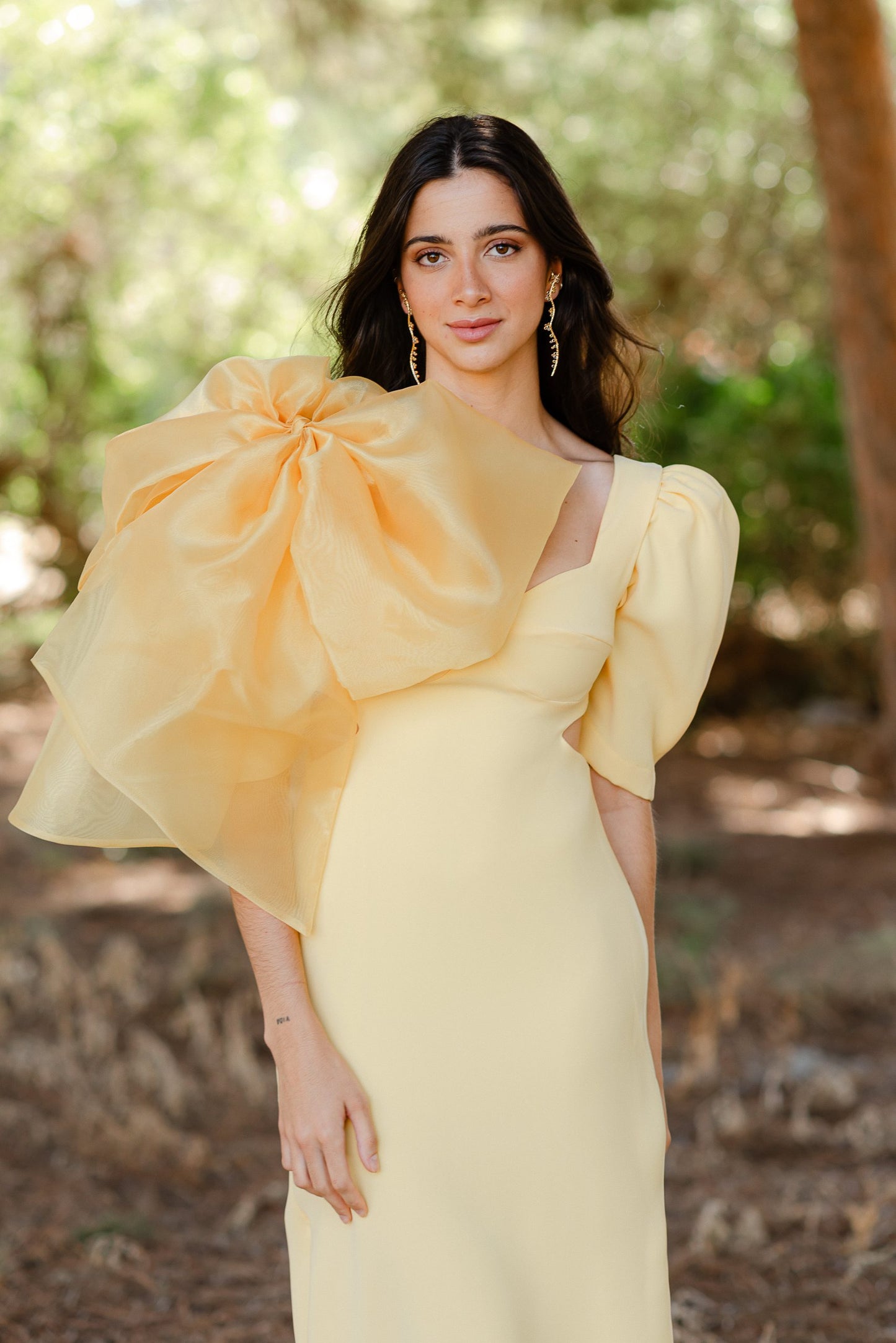 Vestido Cut Out amarillo en crepé midi con mangas y lazo desmontable
