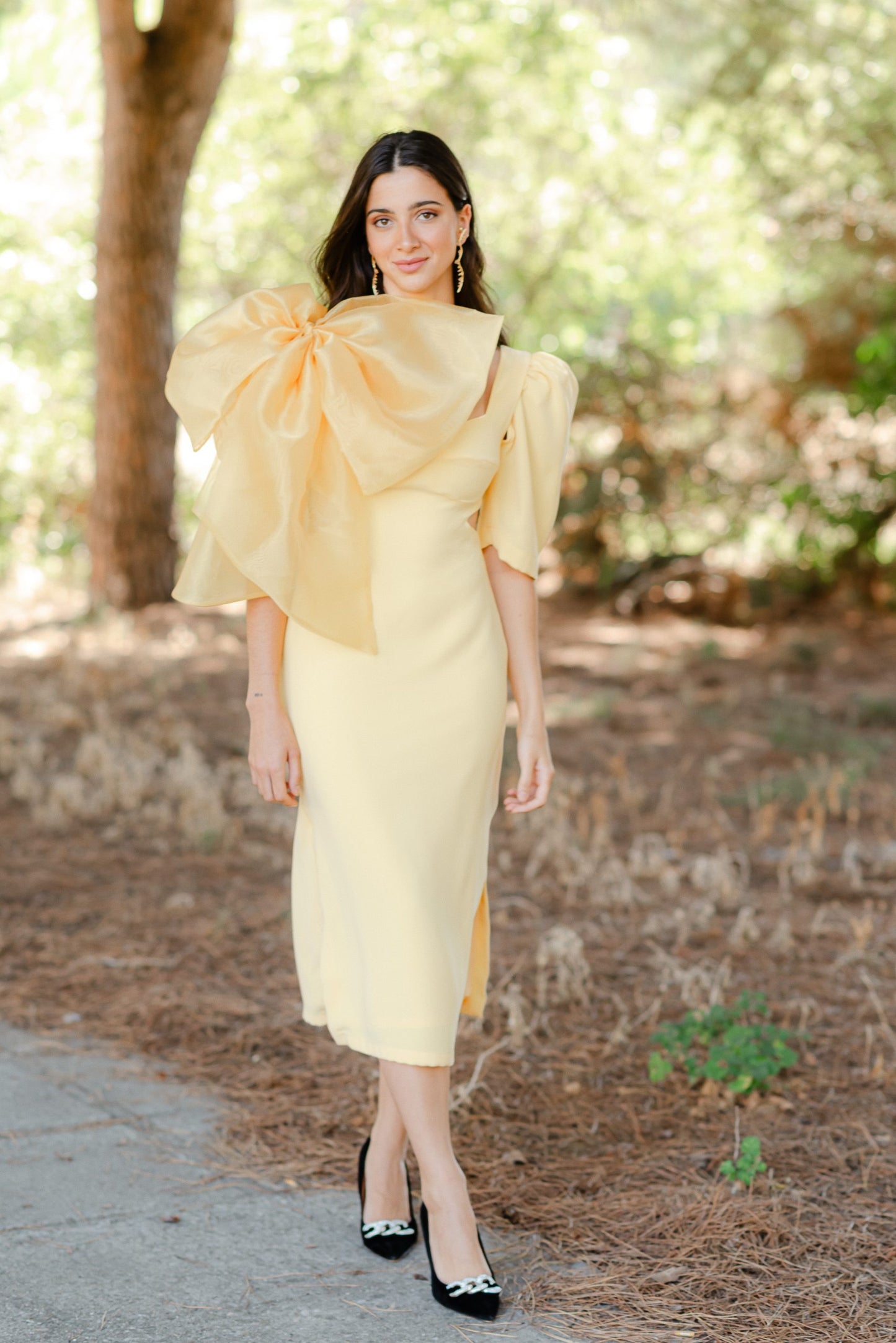 Vestido Cut Out amarillo en crepé midi con mangas y lazo desmontable
