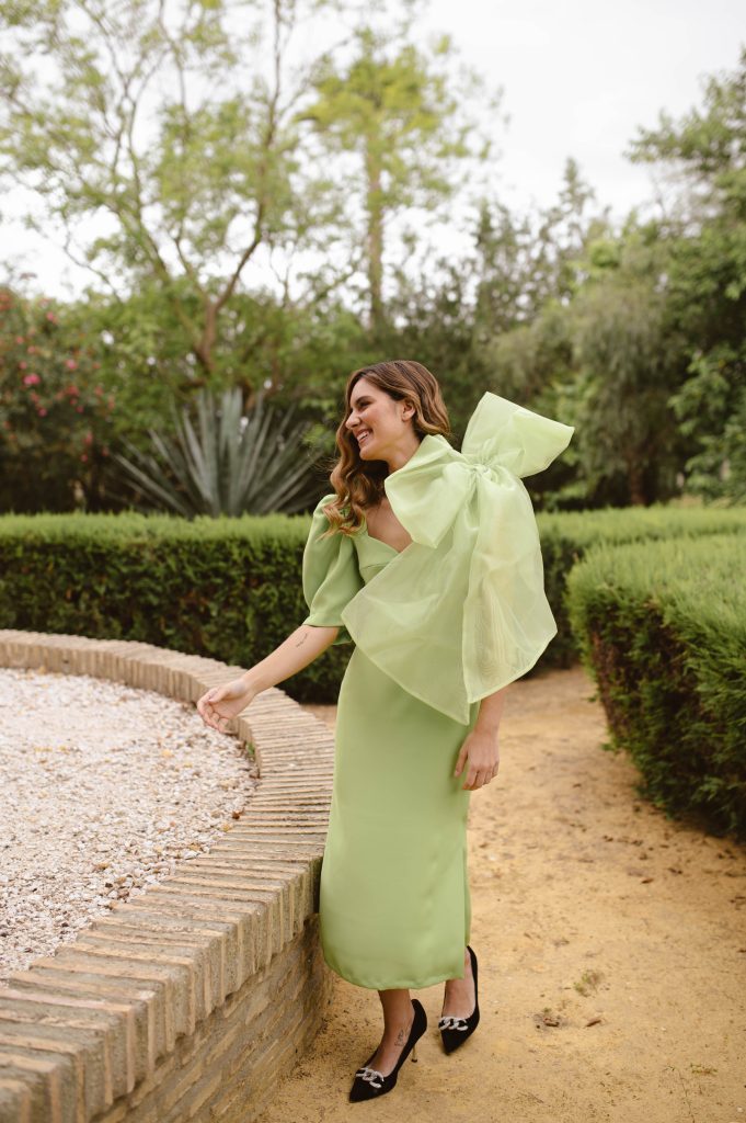Vestido cut out verde en crepé midi con mangas y lazo desmontable