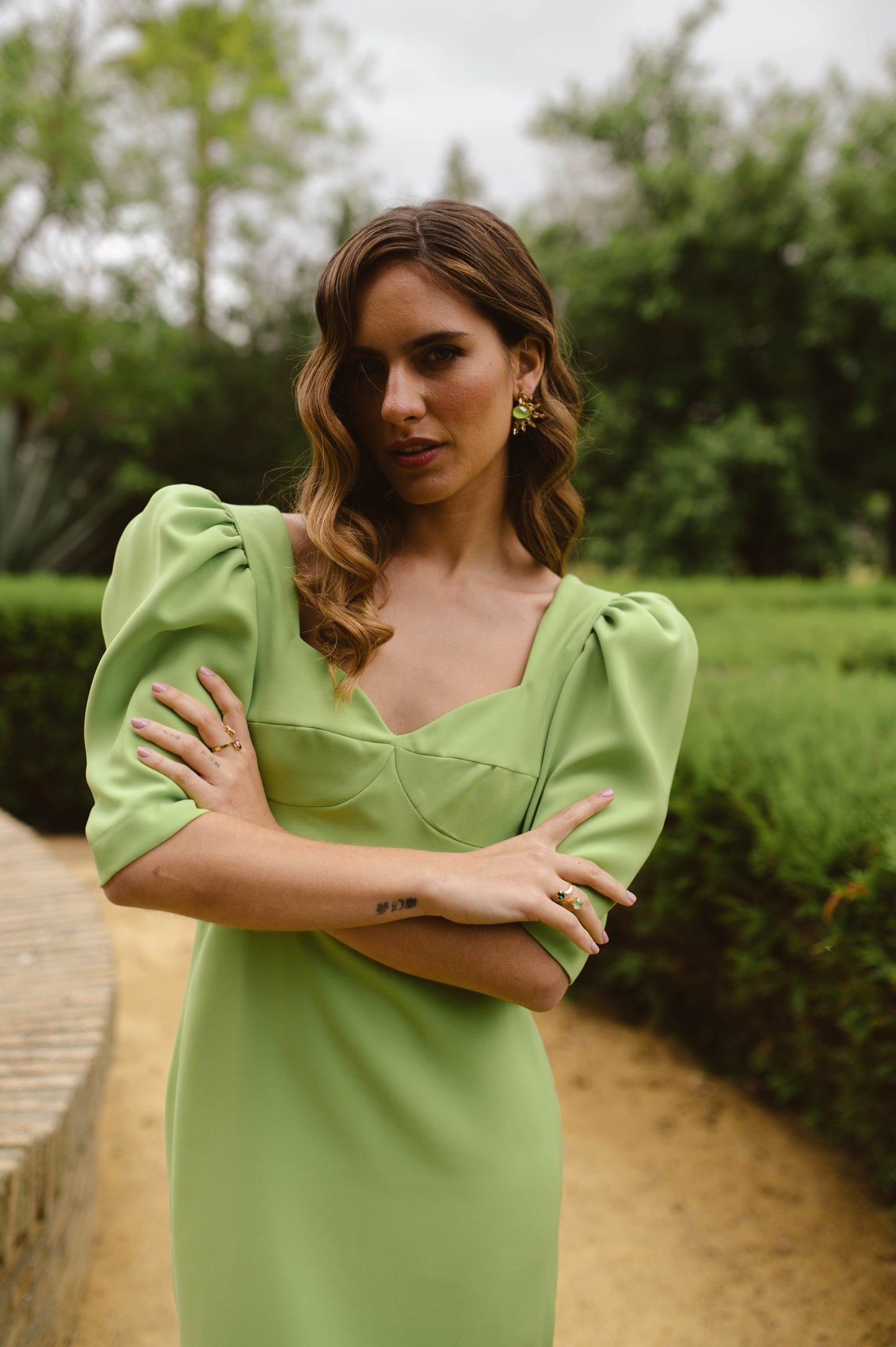 Vestido cut out verde en crepé midi con mangas y lazo desmontable